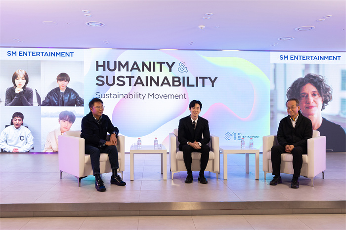 “SM Sustainability Forum”现场图片1（左数李秀满总制作人、EXO成员SUHO、Choi Jae Cheon教授）.jpg