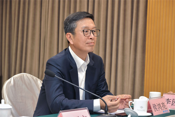 4-侯鸿亮.jpg